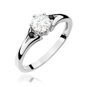 Pierścionek W0076 Biały Szafir 0,60ct białe złoto z czarnymi diamentami
